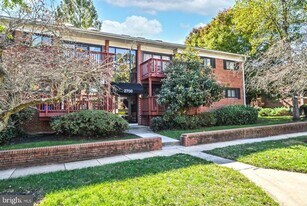 2700 Dartmouth Rd in Alexandria, VA - Building Photo