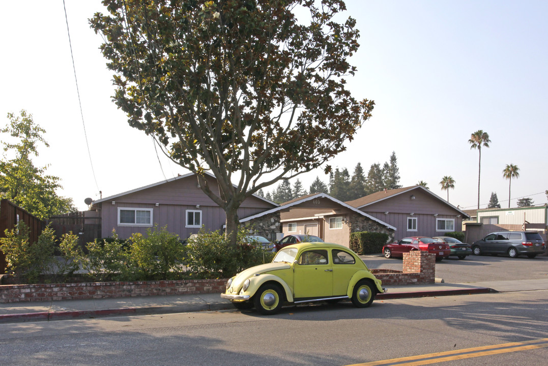 405 Calderon Ave in Mountain View, CA - Foto de edificio