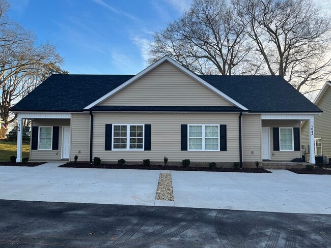 102 Oak Ln, Unit 104A