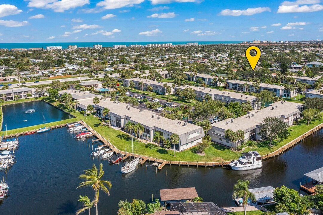 422 Blue Jay Ln in Satellite Beach, FL - Building Photo