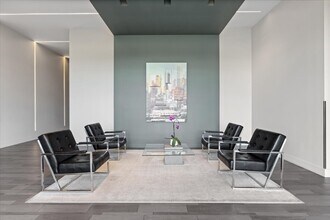 367 W Locust St in Chicago, IL - Building Photo - Building Photo
