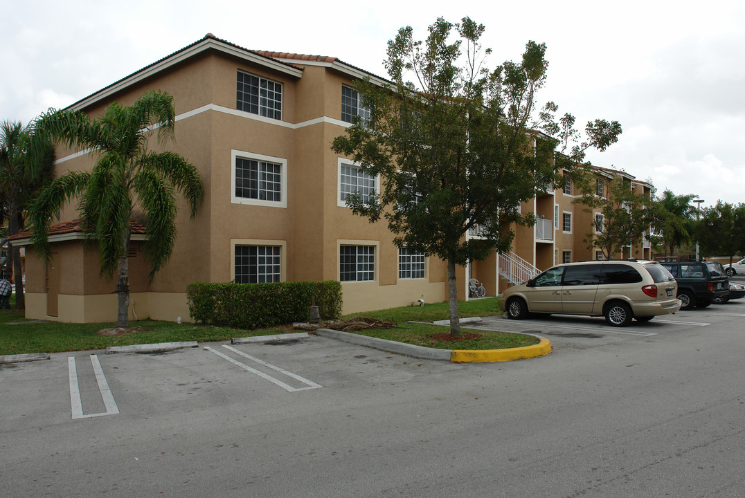 Country Club Villas in Miami, FL - Building Photo