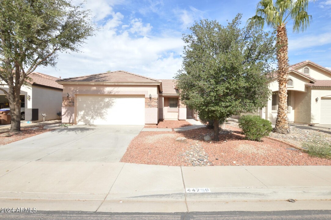 44756 Alamendras St in Maricopa, AZ - Foto de edificio