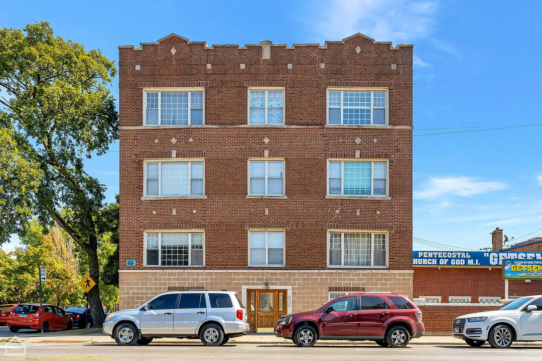 3221 N California Ave in Chicago, IL - Building Photo