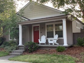 607 N Mountain Ave in Ashland, OR - Building Photo