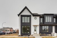 7814-7104 104 Ave NW in Edmonton, AB - Building Photo - Building Photo