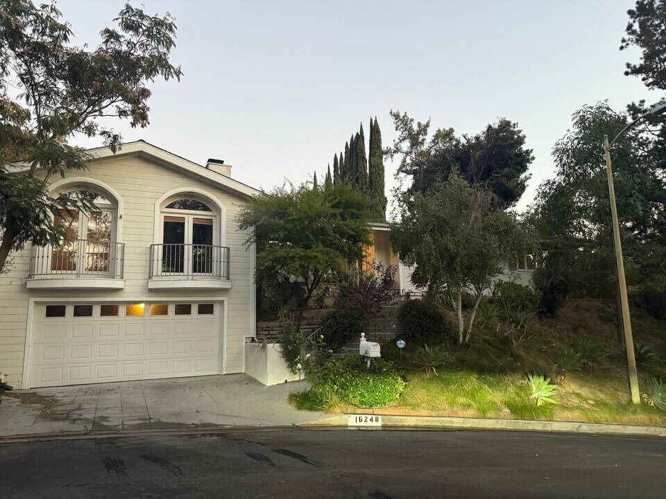 16248 Darcia Pl in Encino, CA - Foto de edificio