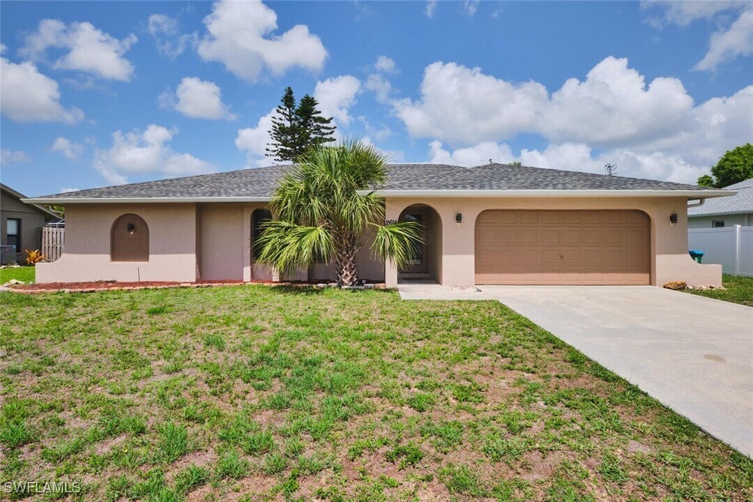 2614 SE 12th Pl in Cape Coral, FL - Building Photo