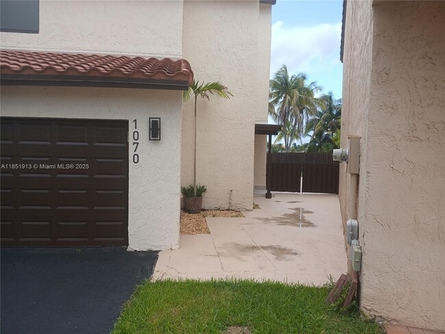 1070 SW 135th Pl in Miami, FL - Building Photo - Building Photo