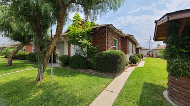 2542 N Buena Vista St in Burbank, CA - Building Photo - Building Photo