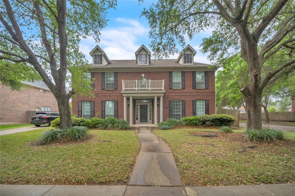 1402 Meadow Bay Ct in Sugar Land, TX - Foto de edificio