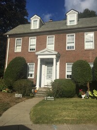 18 Hunnewell Cir, Unit #1 in Newton, MA - Foto de edificio - Building Photo