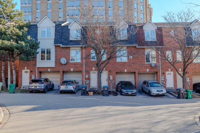 1525 S Parade Crt in Mississauga, ON - Building Photo - Building Photo