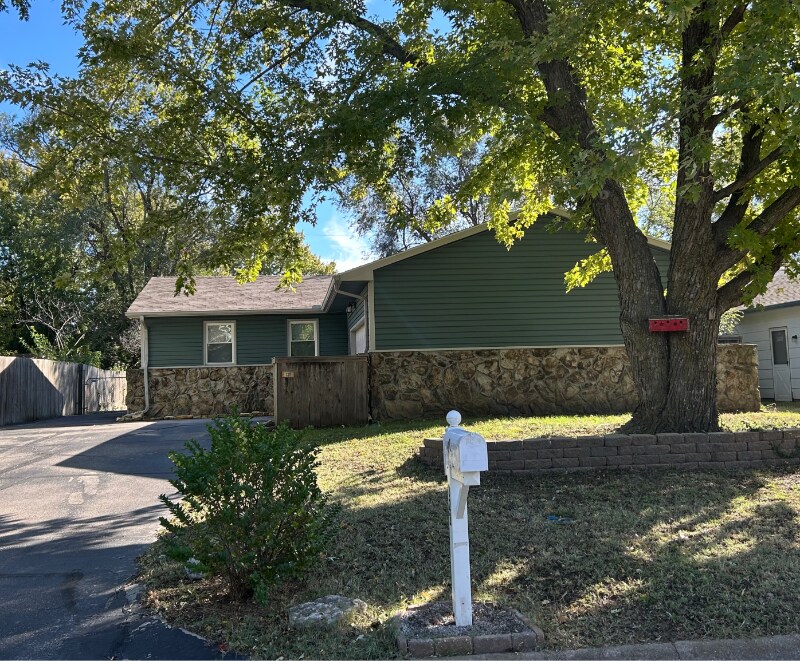 322 Ranger Ave in Haysville, KS - Building Photo