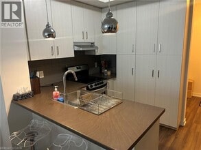 40 Esplanade Ln in Grimsby, ON - Building Photo - Building Photo