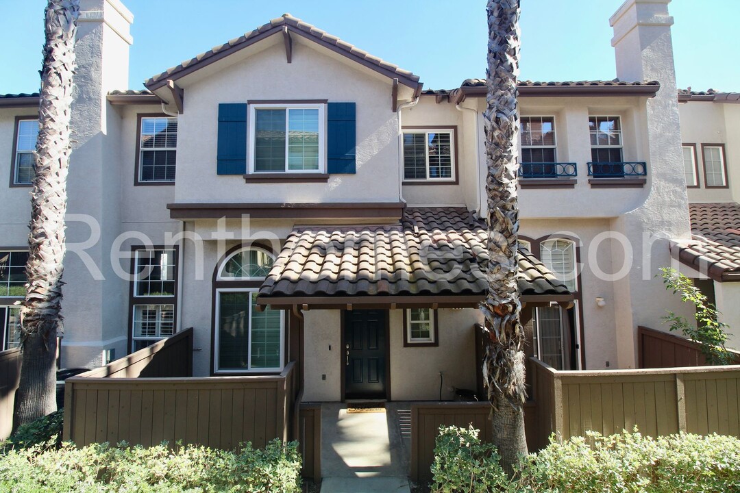 10304 Wateridge Cir in San Diego, CA - Building Photo