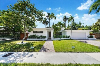 1120 NE 86th St in Miami, FL - Building Photo - Building Photo