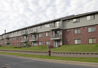 Manchester Place Apartments in Maple Plain, MN - Foto de edificio - Building Photo