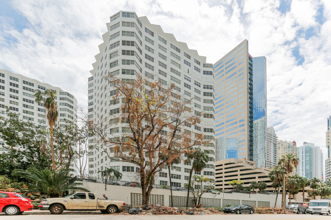 Tower 1 in Miami, FL - Building Photo