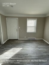 18209 Brady in Redford, MI - Foto de edificio - Building Photo