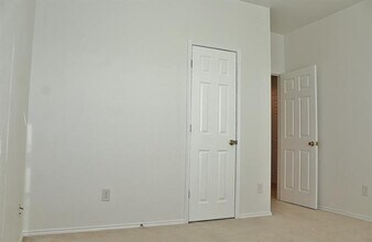 6333 Pool View Dr in Dallas, TX - Building Photo - Building Photo