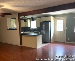 117 Big Oak Ln in La Vernia, TX - Building Photo