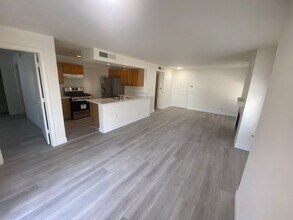 7570 W Flamingo Rd in Las Vegas, NV - Building Photo - Building Photo