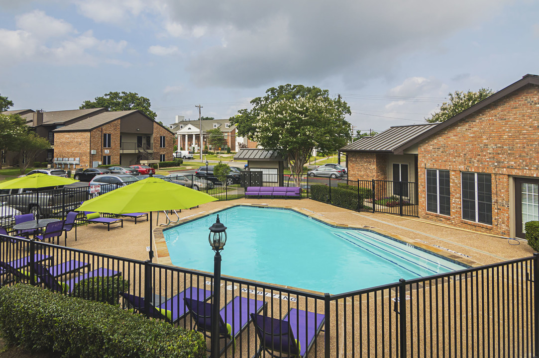 Oaks of Denton in Denton, TX - Building Photo