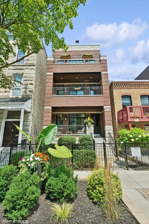 1152 W Newport Ave in Chicago, IL - Building Photo