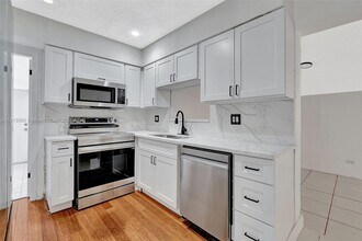 6661 Meade St in Hollywood, FL - Building Photo - Building Photo