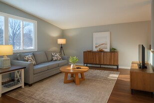 8621 Darnel Rd in Eden Prairie, MN - Building Photo