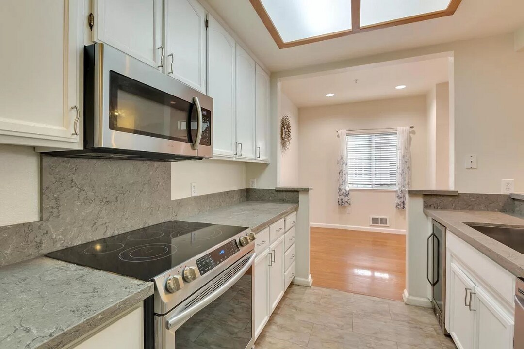 2406 Hastings Shore Ln in Redwood City, CA - Building Photo