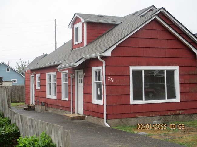 256 Chenault Ave in Hoquiam, WA - Building Photo - Building Photo