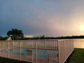 4401 Crystal Lake Dr in Pompano Beach, FL - Foto de edificio - Building Photo