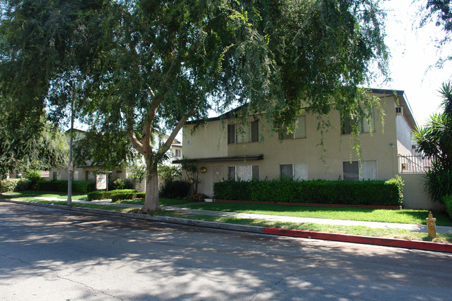 8036-8100 Owensmouth Ave in Canoga Park, CA - Building Photo - Building Photo