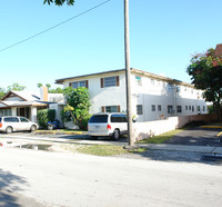 1215 NE 128th St in North Miami, FL - Foto de edificio - Building Photo