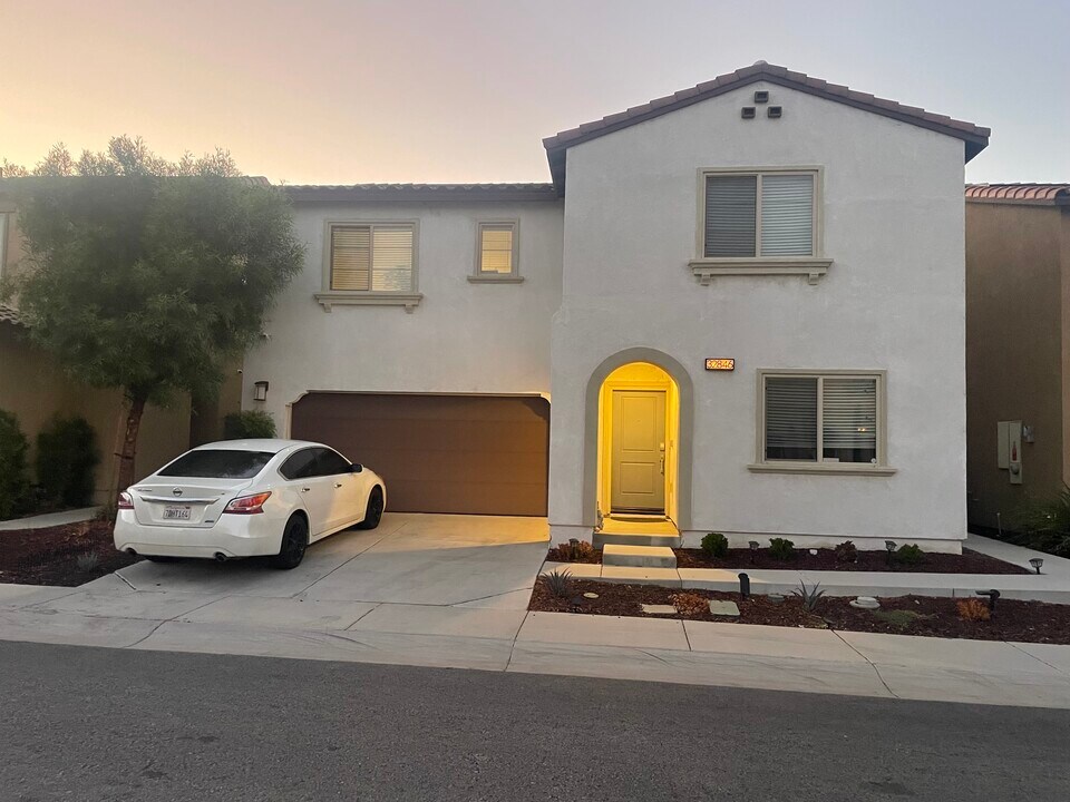 32846 Crown Point Ln in Lake Elsinore, CA - Foto de edificio