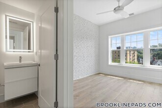 1578 Beacon St, Unit 202 in Brookline, MA - Foto de edificio - Building Photo