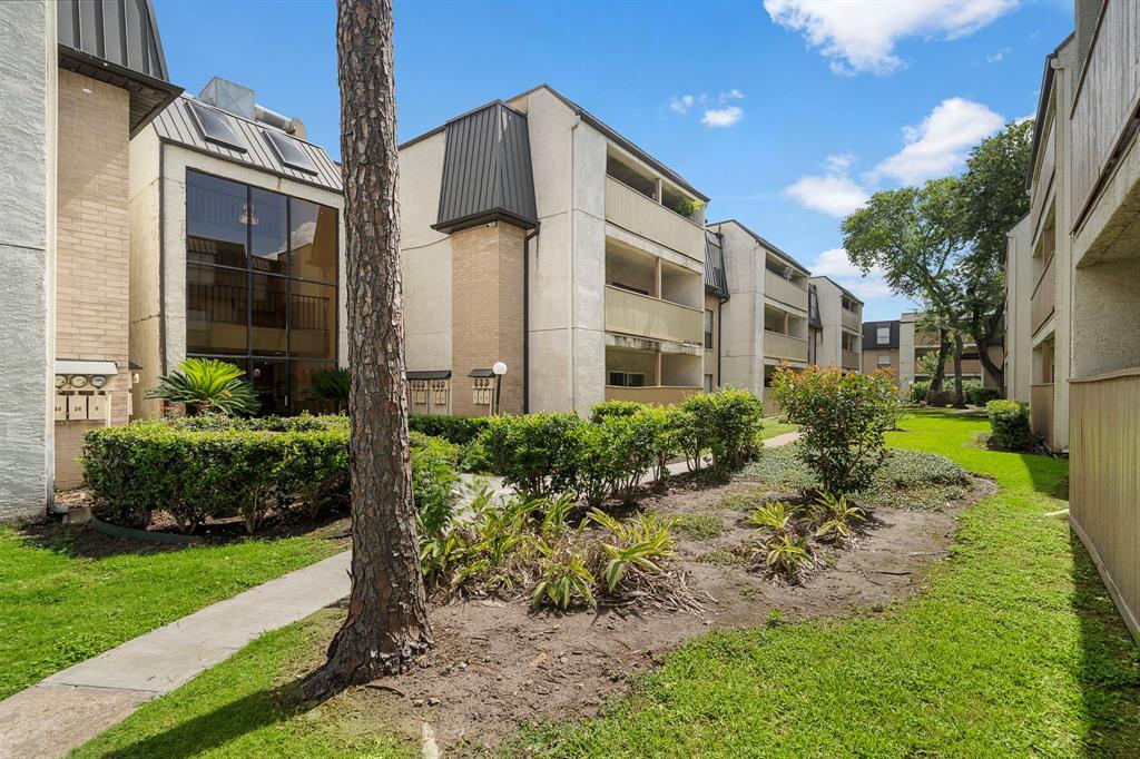 8429 Hearth Dr in Houston, TX - Building Photo