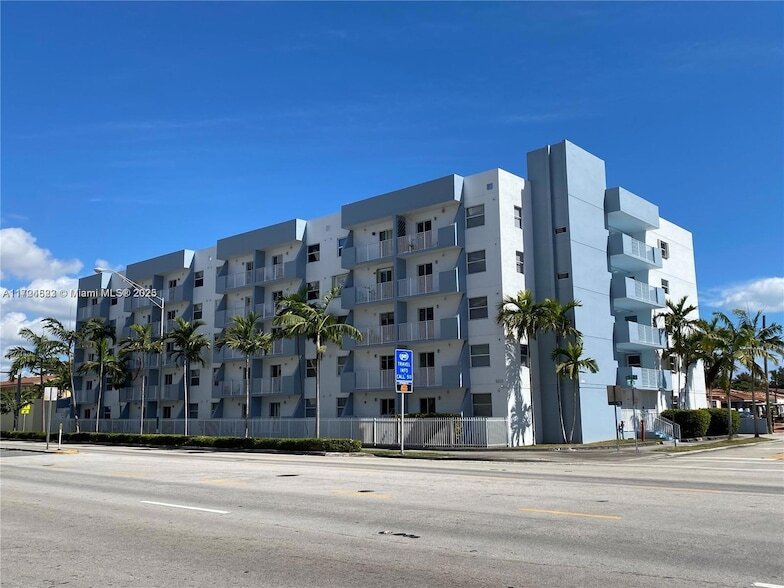 2575 SW 27th Ave, Unit 505 in Miami, FL - Building Photo