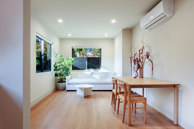 6900 Willoughby Ave, Unit 6902 in Los Angeles, CA - Foto de edificio - Building Photo