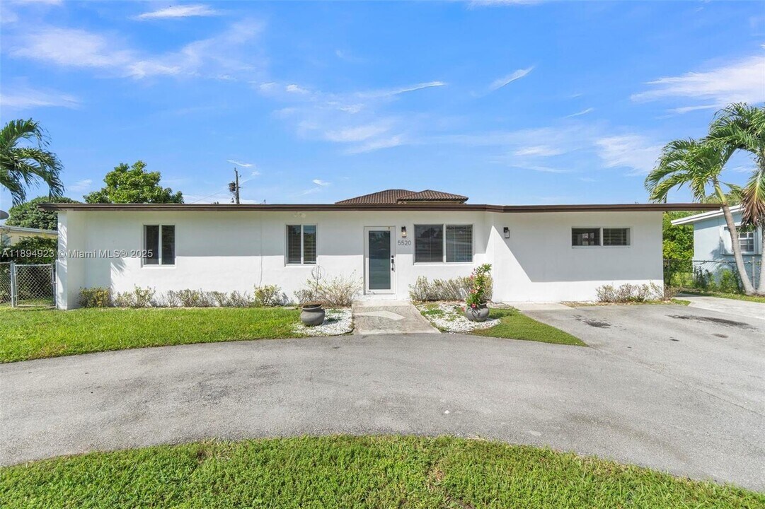 5520 SW 91 Ave in Miami, FL - Building Photo