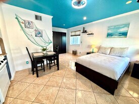 330 Grant St in Hollywood, FL - Building Photo