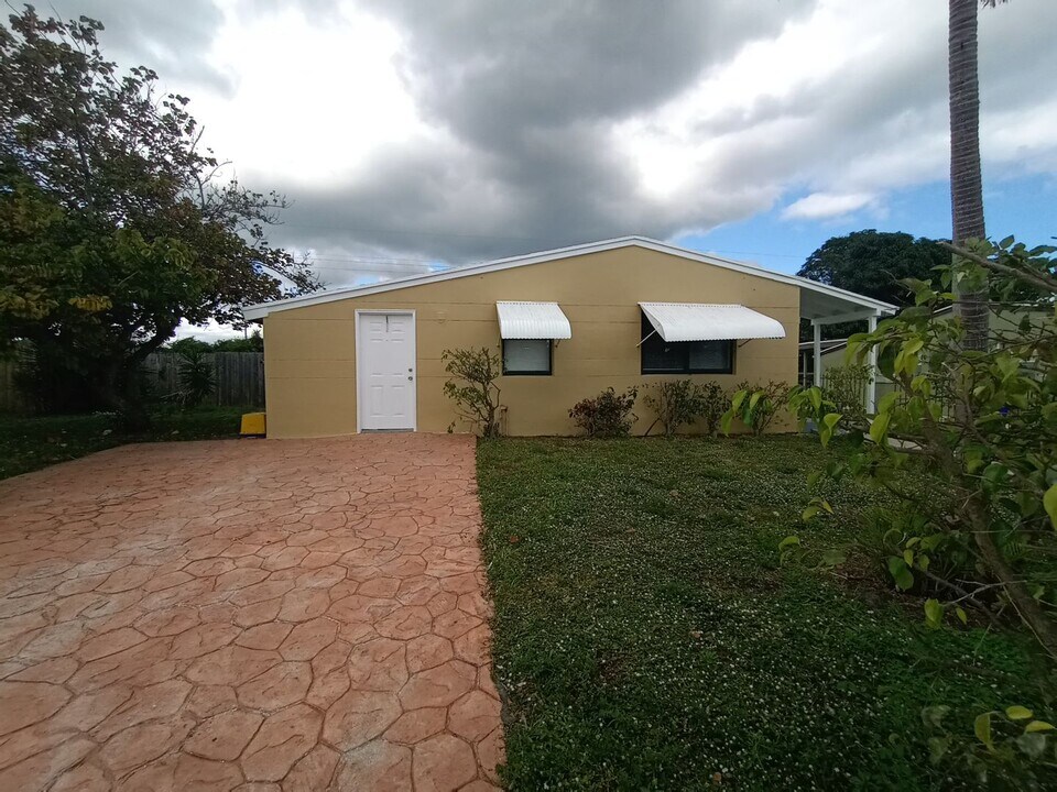 1080 W 27th St in West Palm Beach, FL - Building Photo