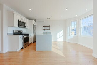 375 Dorchester St, Unit 3 in Boston, MA - Building Photo - Building Photo