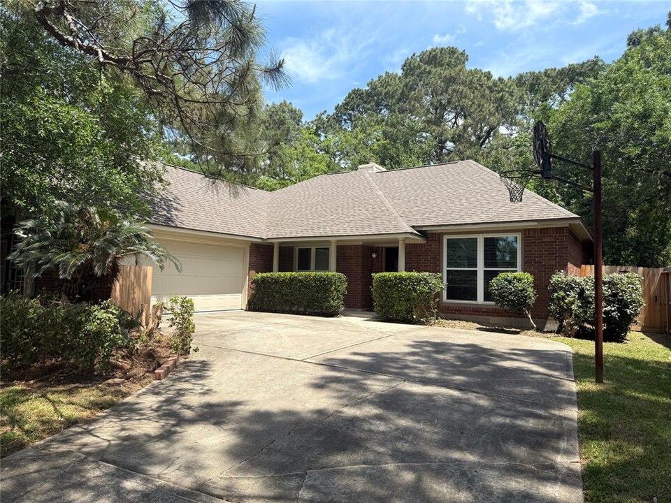 5326 Shady Maple Dr in Humble, TX - Foto de edificio