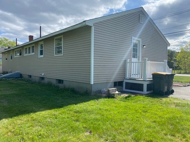 33 Saco St in Scarborough, ME - Foto de edificio - Building Photo