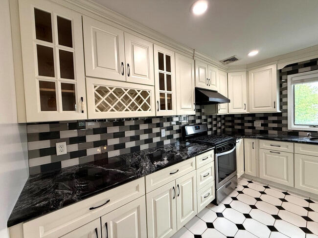 44 Willow Wood Ct, Unit 1 in East Rutherford, NJ - Building Photo - Building Photo