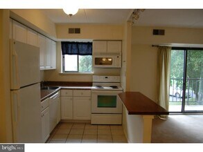 1015 Valley Dr in West Chester, PA - Building Photo - Building Photo