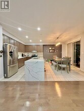 385 Royal W Dr in Brampton, ON - Building Photo - Building Photo